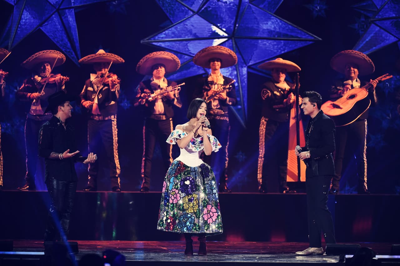 Durante los Premios Juventud, Christian Nodal, Ángela Aguilar y Pipe Bueno sorprendieron a todo el público con su presentación en vivo, junto al mariachi.