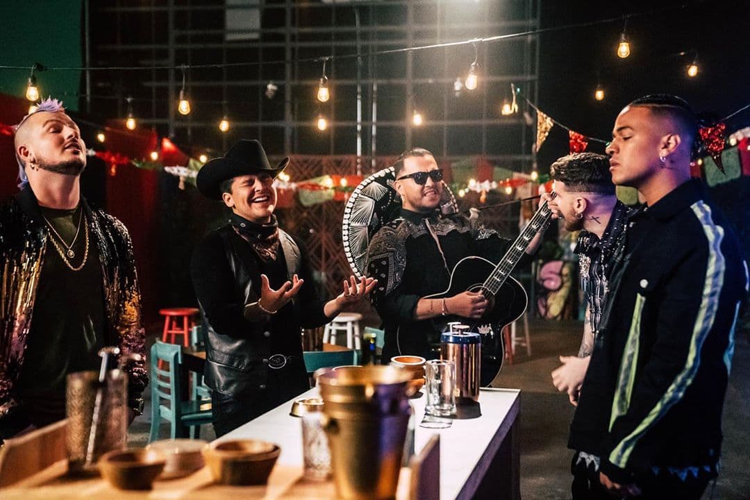 Como parte de su enorme talento, Christian Nodal le entró también al urbano y colaboró con Piso 21 en "Pa' Olvidarme de Ella", la cual han interpretado en vivo en varias ocasiones.