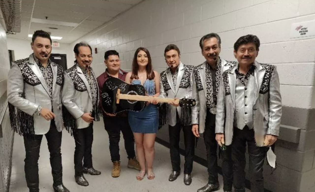 Los Tigres del Norte regalaron una guitarra autografiada a una fan