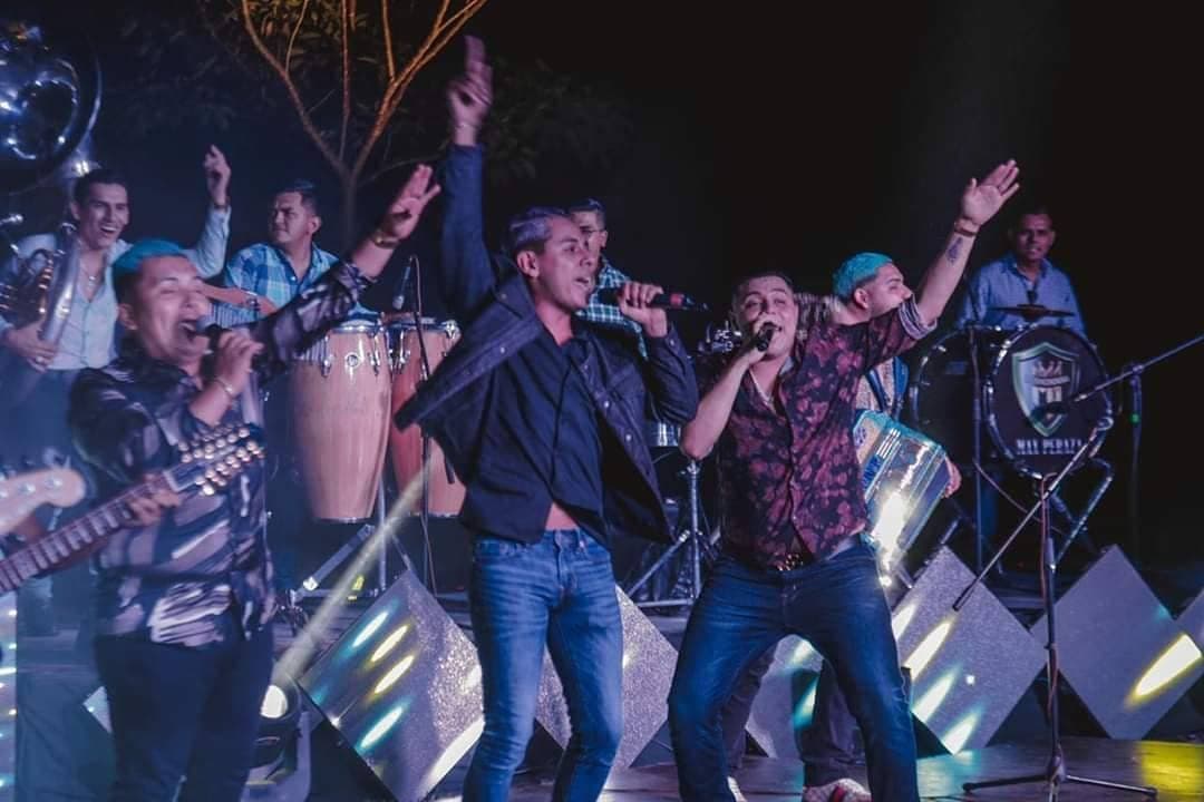 El clímax de la noche llegaría con los acordes de "Tusa", el popular tema de Karol G, que Eduin Caz y compañía han sabido posicionar, con su particular estilo desenfadado, en el gusto de los amantes del regional.
