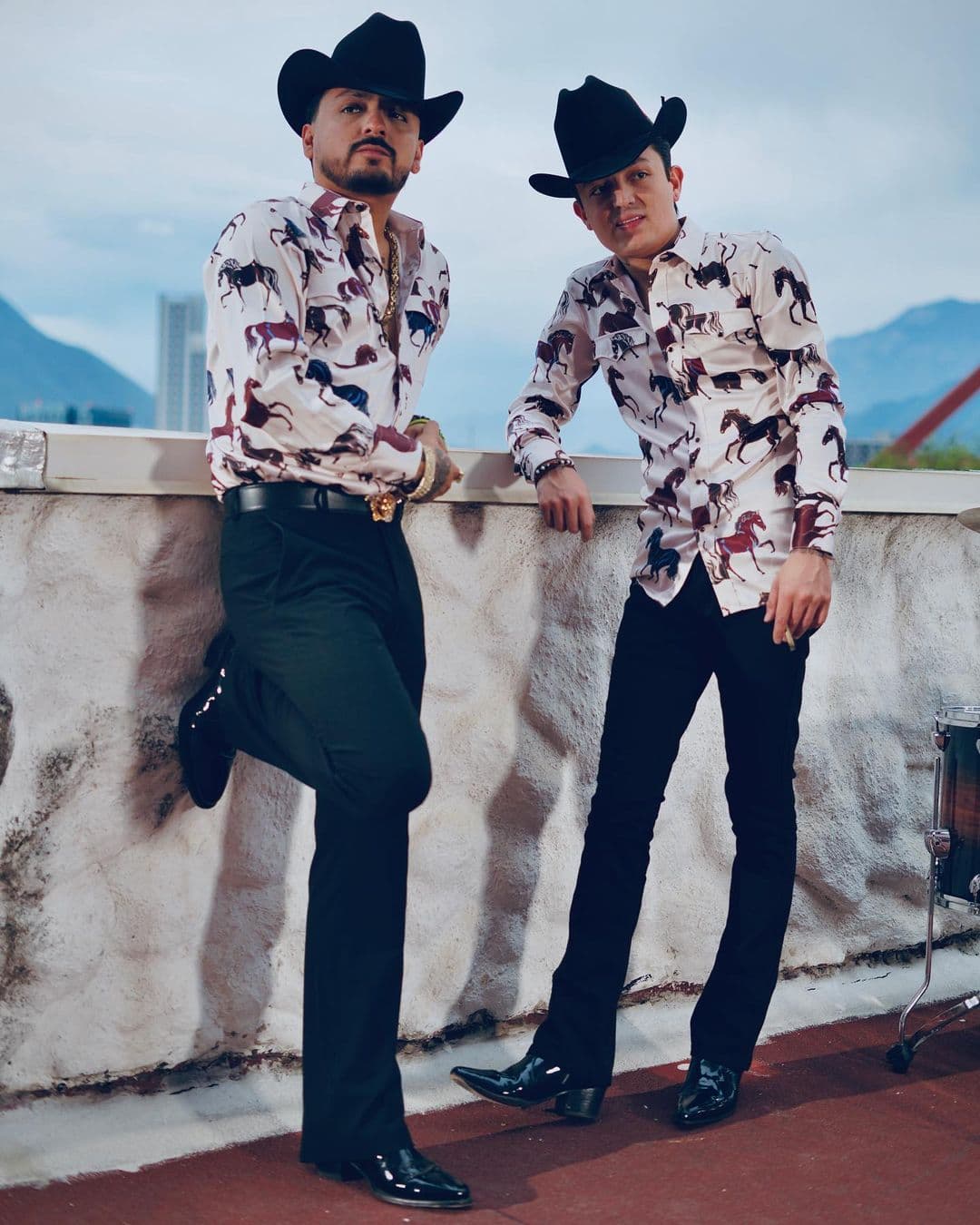 Los Dos Carnales la arman en plataformas con su nuevo tema 'Sigo en Prisión'