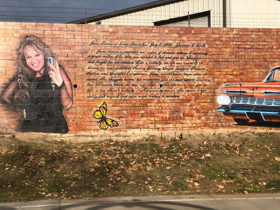 El parque está decorado con un mural en el que luce la imagen de "La Gran Señora", acompañada de algunos datos de su vida.