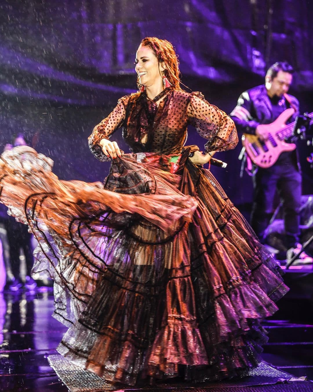 Edith Márquez demostró su profesionalismo y cantó aun con la tormenta que cayó.