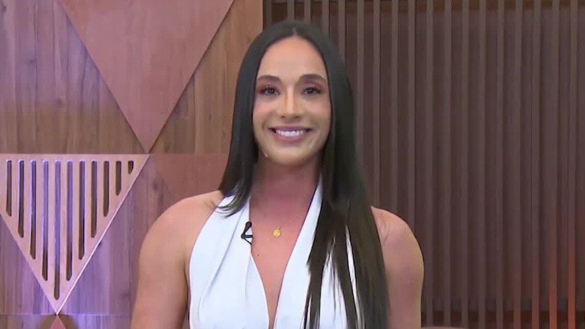 Eloísa Gutiérrez trata de adivinar a uno de los artistas que se presentarán en Premios Bandamax