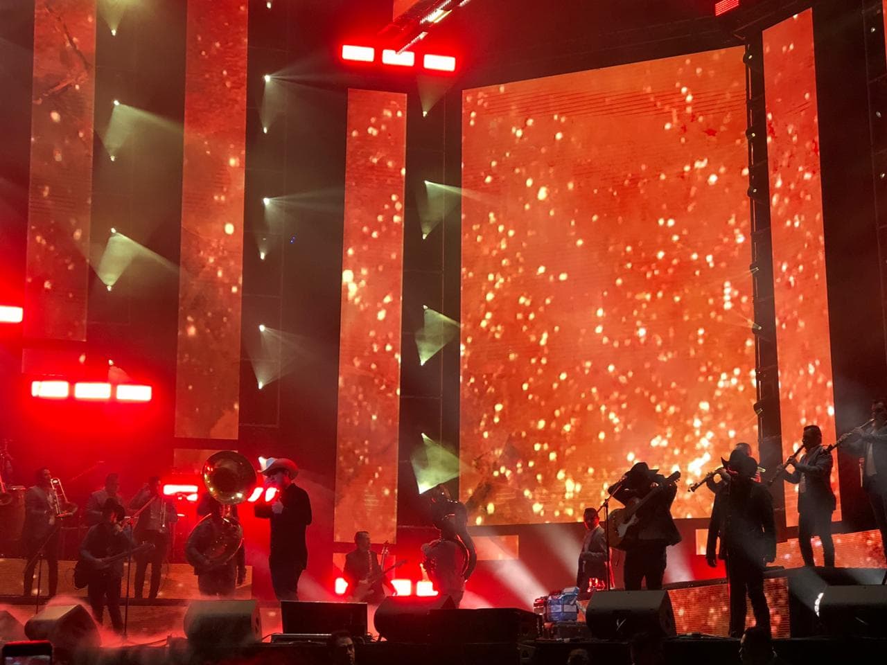 El cantautor de 26 años presumió un despliegue tecnológico en el escenario de la Arena.