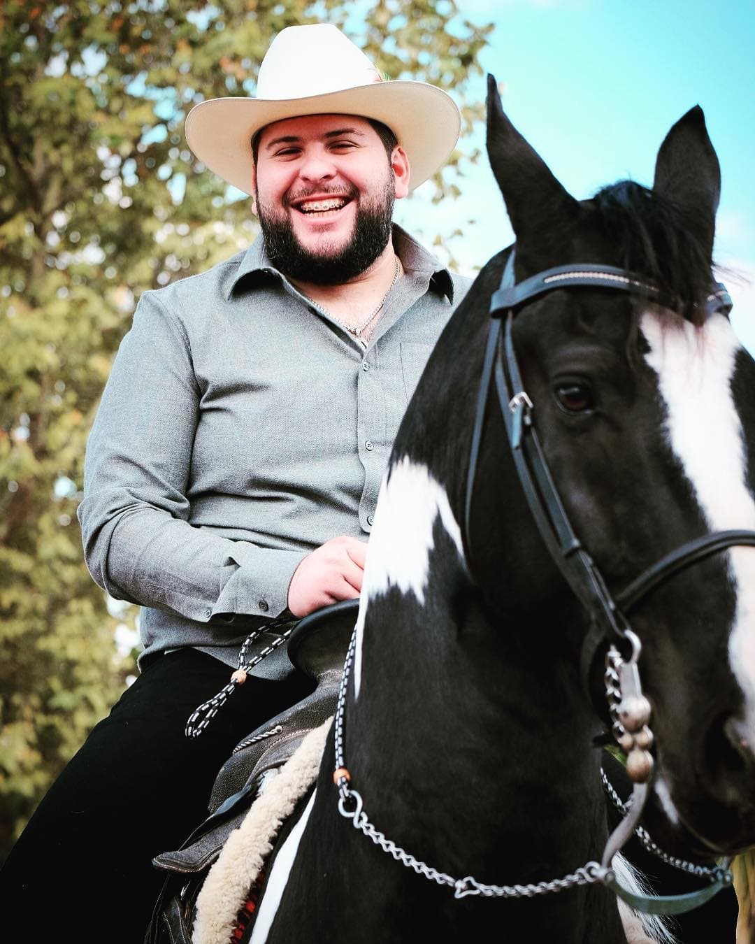 Su esencia de campo es uno de los sellos que lo identifican con la gente, pues a pesar de vivir el éxito, el cantautor continúa disfrutando su vida de "rancho" y así lo presume en sus redes sociales.