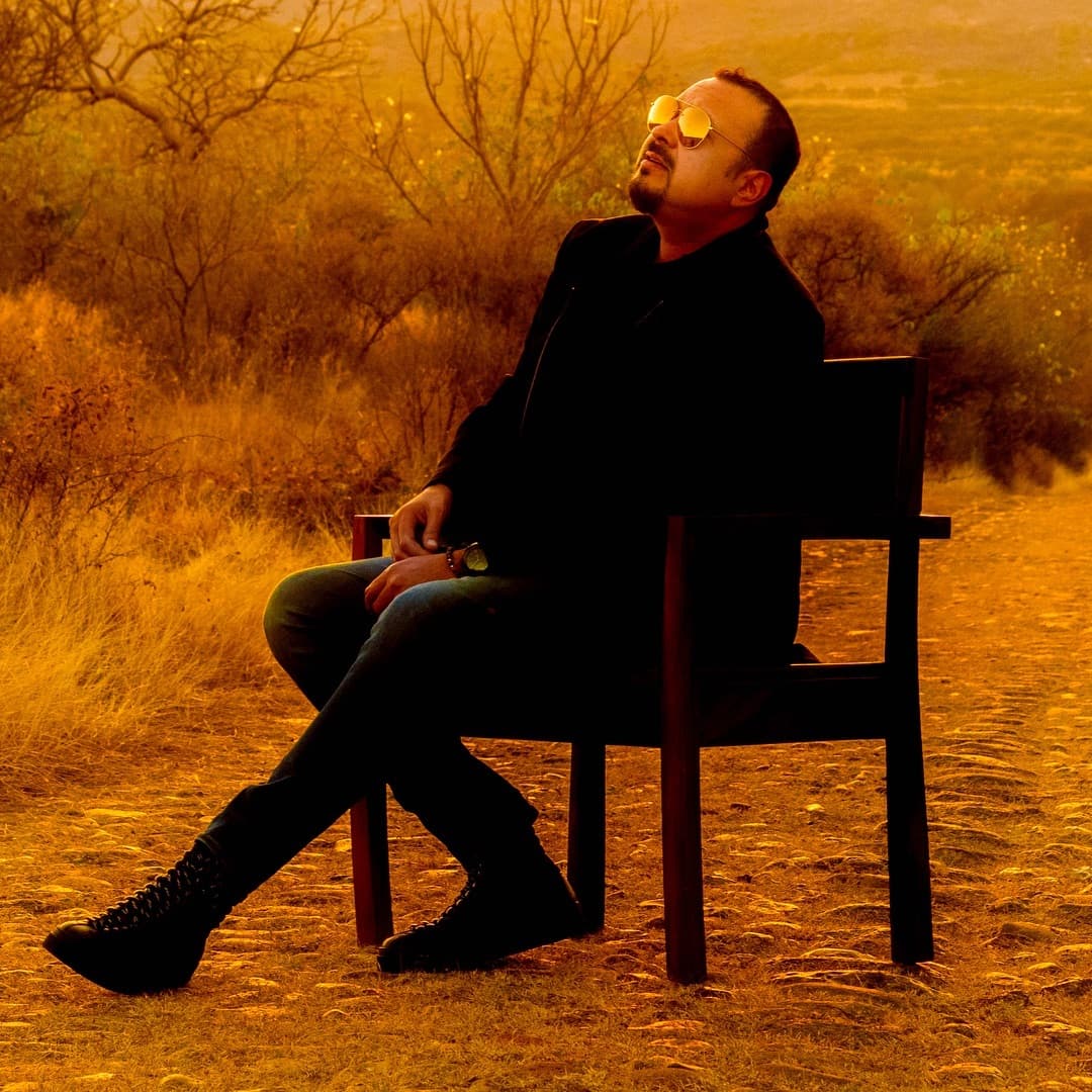 Pepe Aguilar. Con 1.96 metros de estatura y presumiendo número 13 en talla de calzado son algunas cualidades que posee el hijo del legendario Antonio Aguilar. A sus 50 años, Pepe sigue recibiendo piropos en sus conciertos.