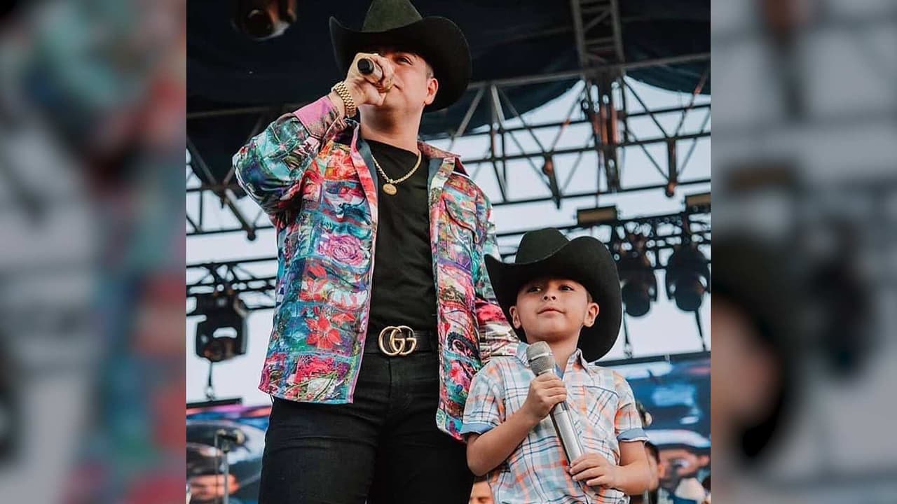 Eduin Caz le enseña a manejar a su hijo al ritmo de ‘Mundo de Caramelo’ de Danna Paola