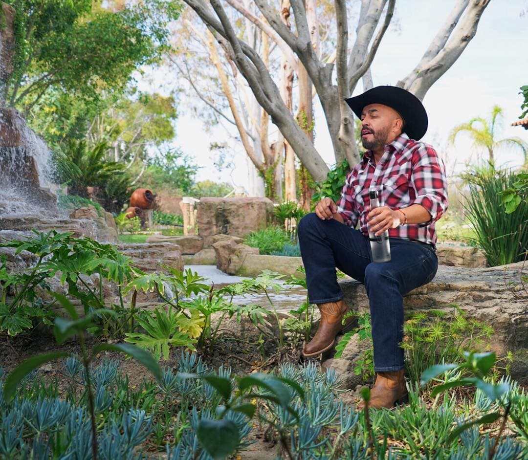 El video del tema fue filmado en una hacienda de Chapala, Jalisco, el pasado noviembre.