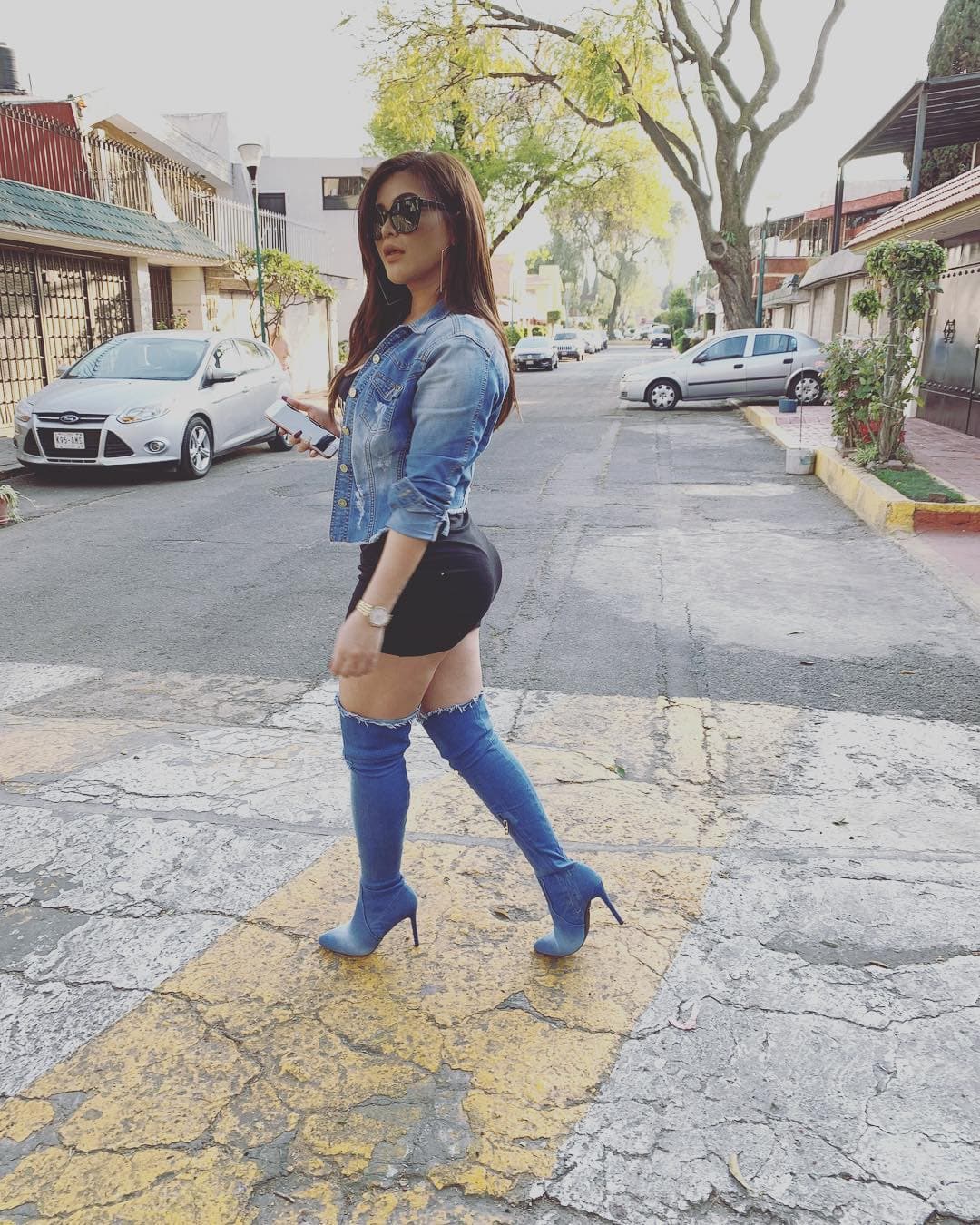 Más de 80 mil corazones dieron la aprobación a Araceli, quien combinó una chamarra tipo torero con una minifalda negra y botas largas.