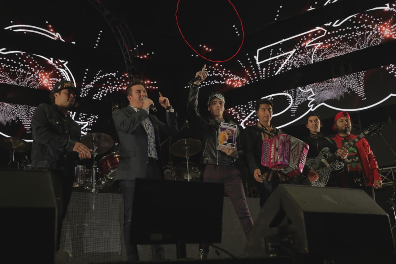 Con los sencillos "Vieran Qué Gusto" y "Ni Mis Padres Saben Qué Rollo Conmigo", el quinteto prendió a los asistentes reunidos en el Parque Ciudades Hermanas.