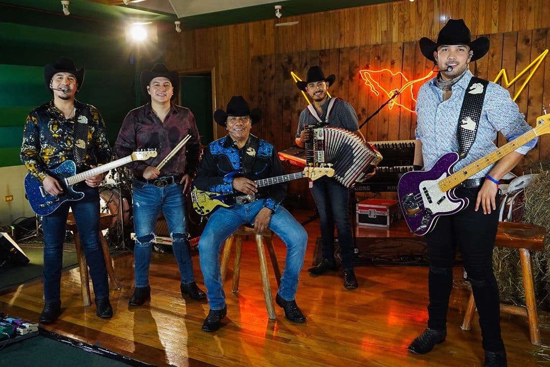 Recientemente, Bronco fue reconocido por alcanzar su primer millón de suscriptores en su canal oficial de YouTube y lo presumieron en sus redes sociales.