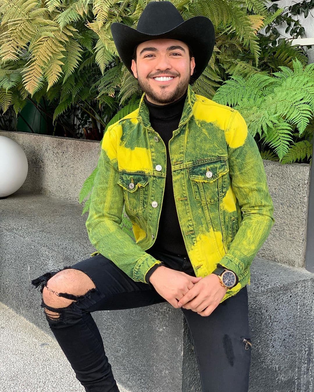 Alann Mora adoptó el sombrero como parte de su vestimenta y lo ha presumido en sus redes sociales.