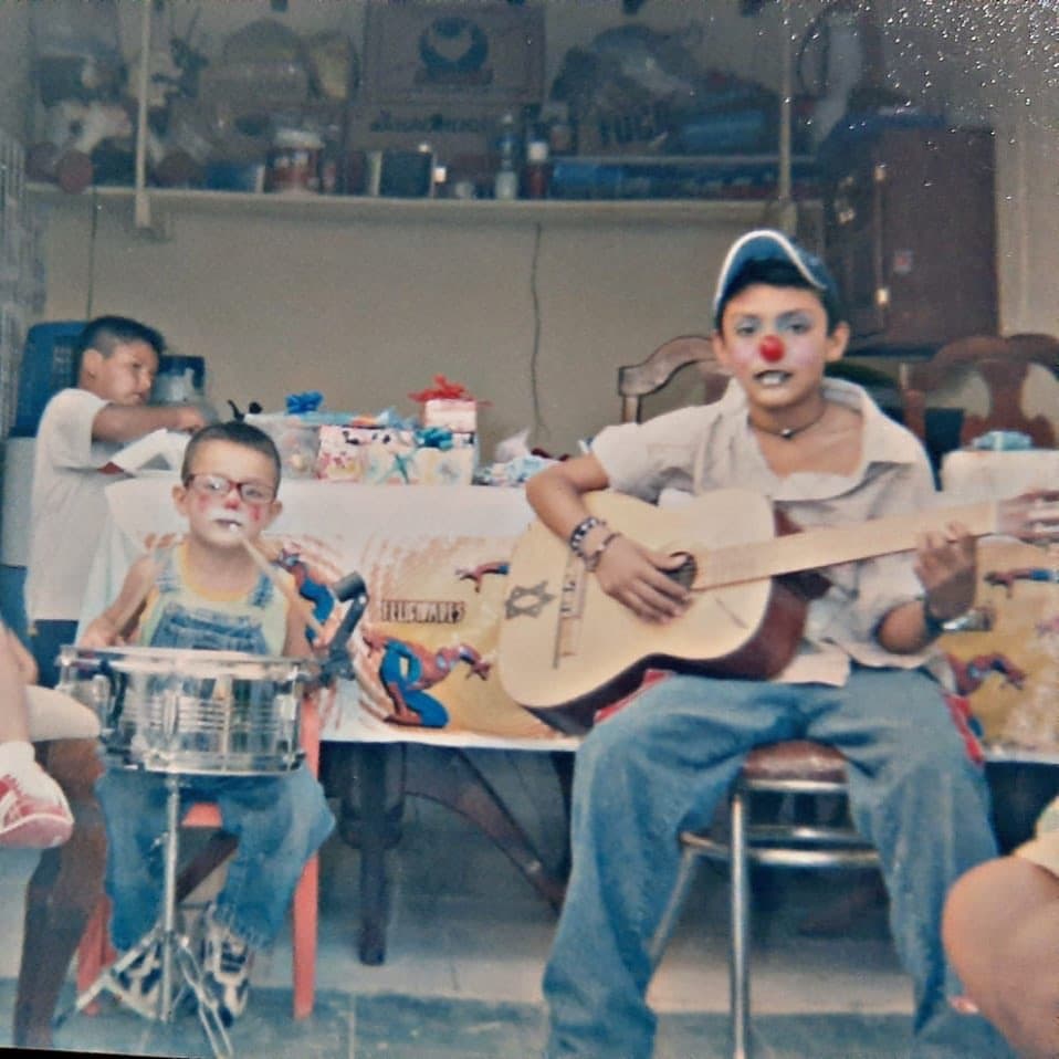 Siempre acompañados por instrumentos musicales, Los Dos Carnales, Poncho e Imanol Quezada, trabajaron como payasitos, situación que presumen con orgullo.
