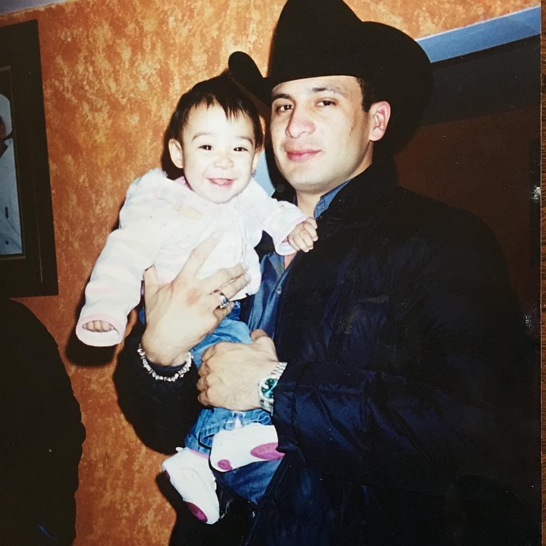 En Instagram, Valentina comparte muy seguido imágenes de su padre a su lado, cuando era una pequeña. "El papá más guapo de todo el mundo, gracias por darme la vida y un ejemplo a seguir, sé que me cuidas desde el cielo; siempre serás mi ángel favorito.
<br>Te amo muchísimo".