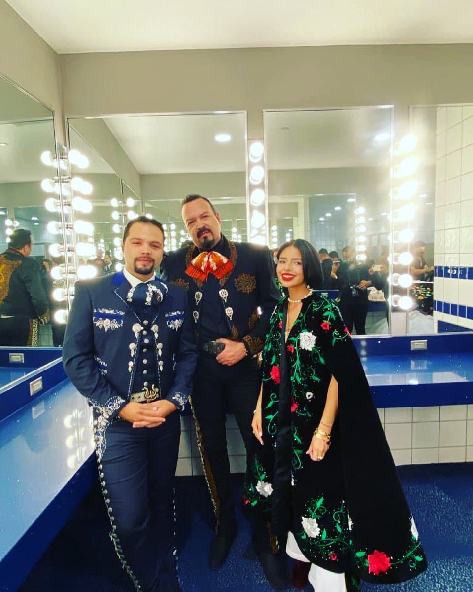 Pepe Aguilar y sus hijos Leonardo y Ángela pusieron el toque mexicano previo a la pelea de Saúl "Canelo" Álvarez.