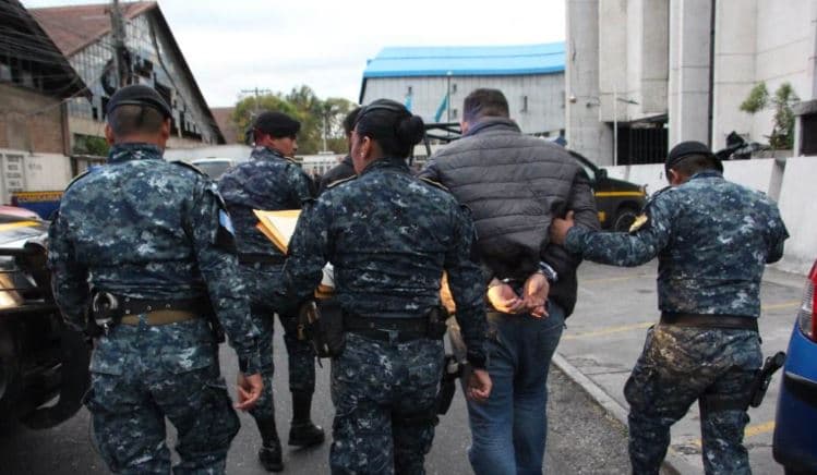 Ricardo Mendoza Treviño y Rubén Alejandro Ramírez fueron esposados por la Policía local.