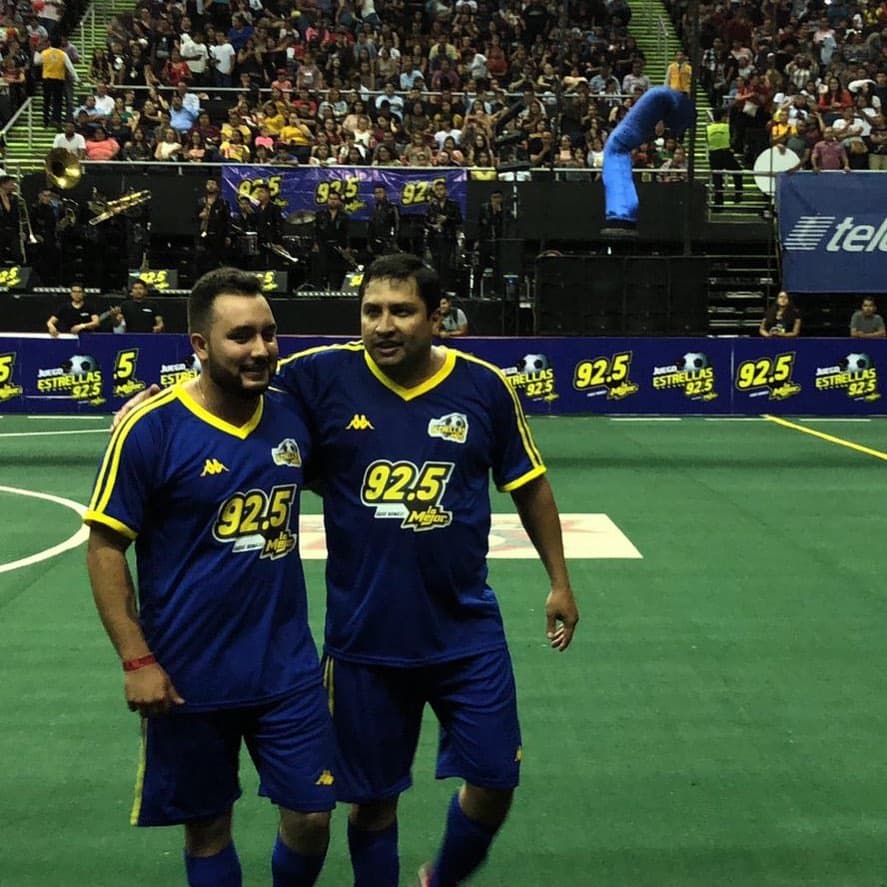 La "cascarita" también fue un pretexto para que las estrellas ofrecieran algunos números musicales. Pancho Barraza deleitó con su clásico "Mi Enemigo el Amor" y Germán Montero hizo lo propio con "A Través del Vaso".