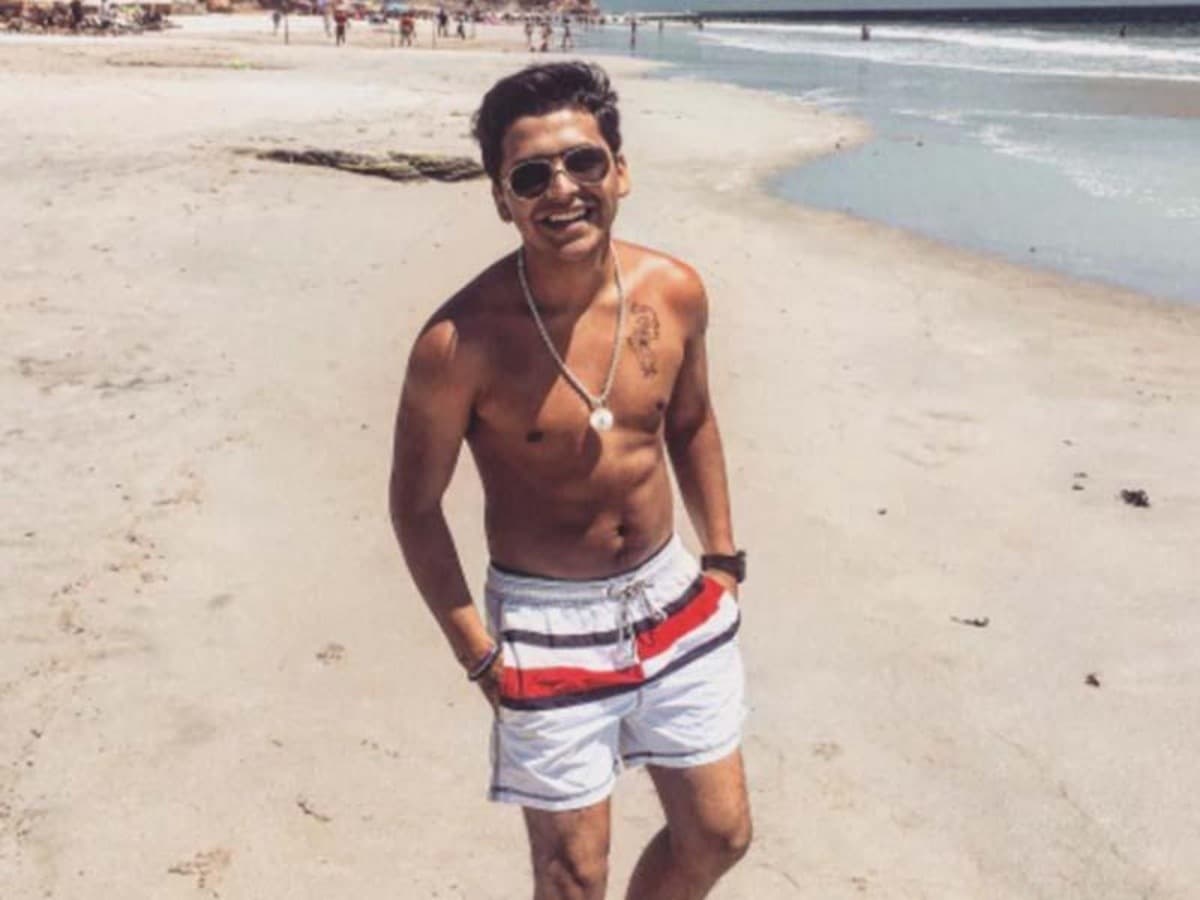 El cantante nominado al Latin Grammy 2020 decidió tatuarse una vez más, mientras escuchaba su nueva canción. Este momento lo compartió con todos sus seguidores de Instagram.