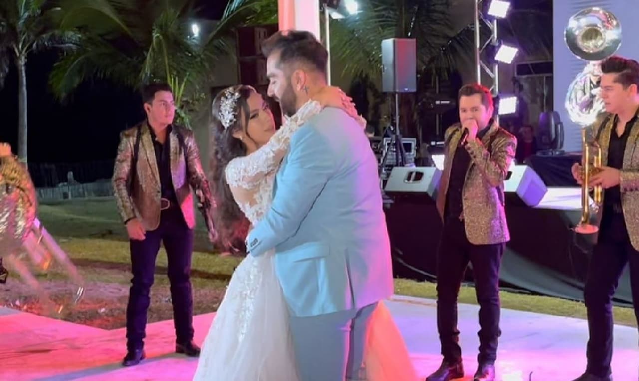 La Adictiva le canta a uno de sus integrantes durante su fiesta de boda