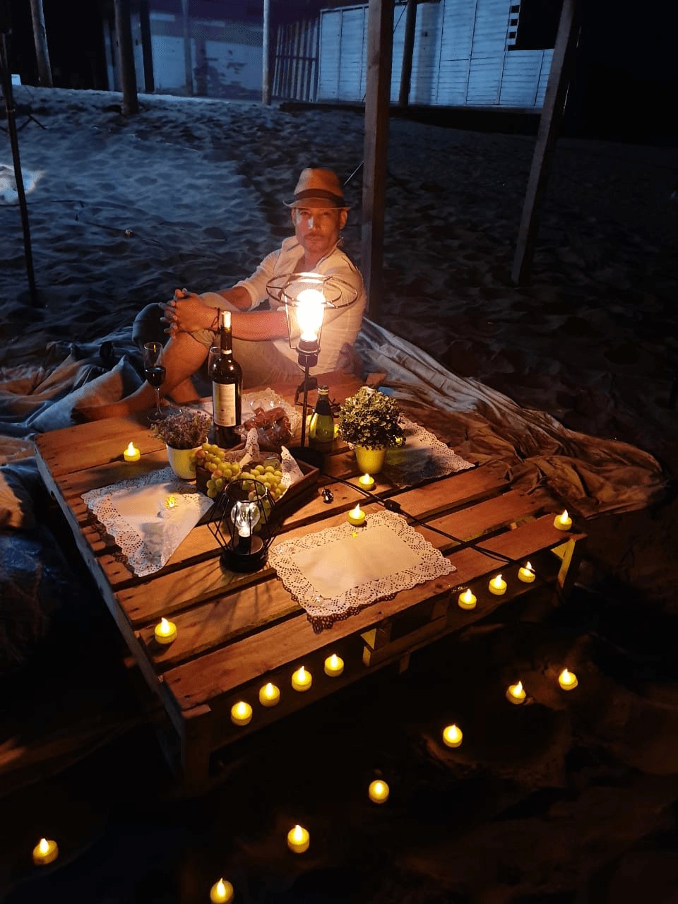 El video de Germán Montero sigue a una pareja que esconde su amor al mundo, pero desnuda su alma ante la playa.