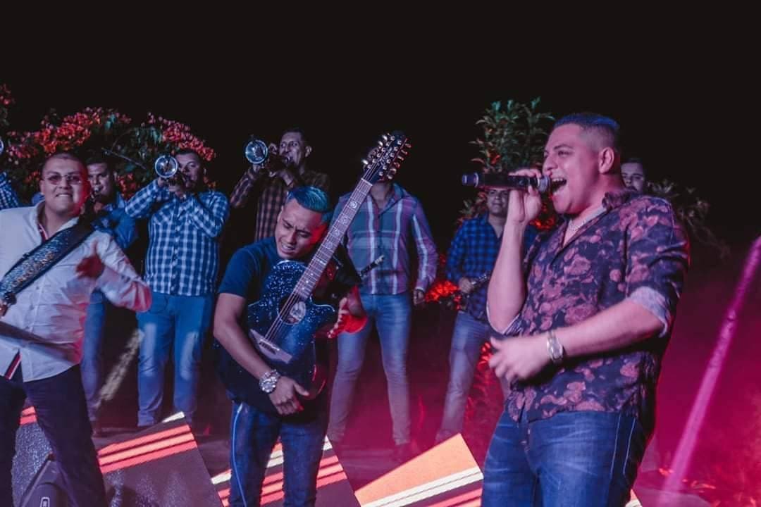 El recital comenzó al son de "Cada Vez Te Extraño Más", canción que grabaran con Luis Alfonso Partida, "El Yaki", para continuar con "El Mundo A Tus Pies", uno de los lanzamientos originales de 2019.