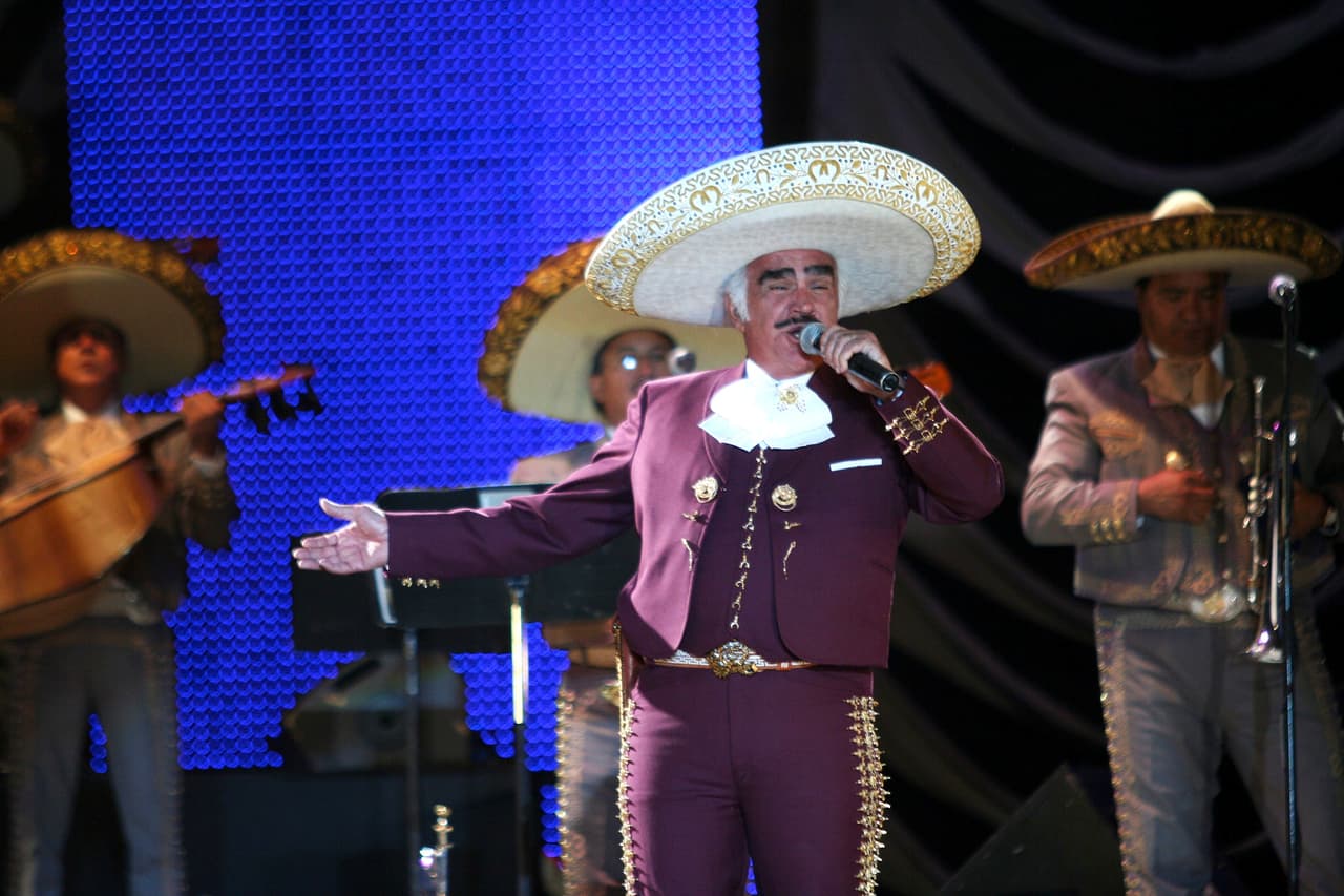 El 14 de Febrero del 2009, Vicente Fernández logró romper el récord de asistencia en el Zócalo capitalino de la ciudad de México, llenando la plancha con casi 220,000 personas que pudieron disfrutar y corear los grandes éxitos del cantante.