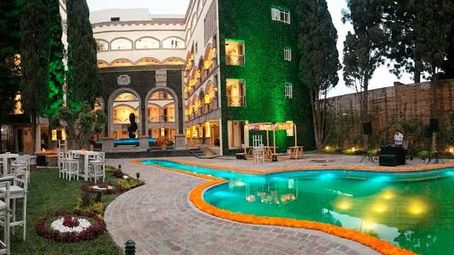 El hotel tuvo que ser aprobado por el artista pues él tenía una idea de cómo luciría este hotel, por lo que quedó satisfecho con el resultado final.