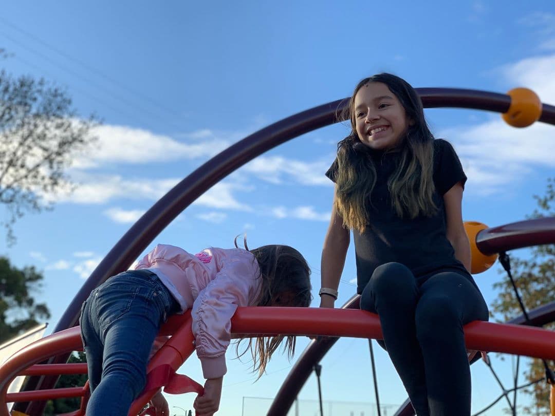 El parque de juegos se ubica en Long Beach, California, lugar de origen de Jenni Rivera.