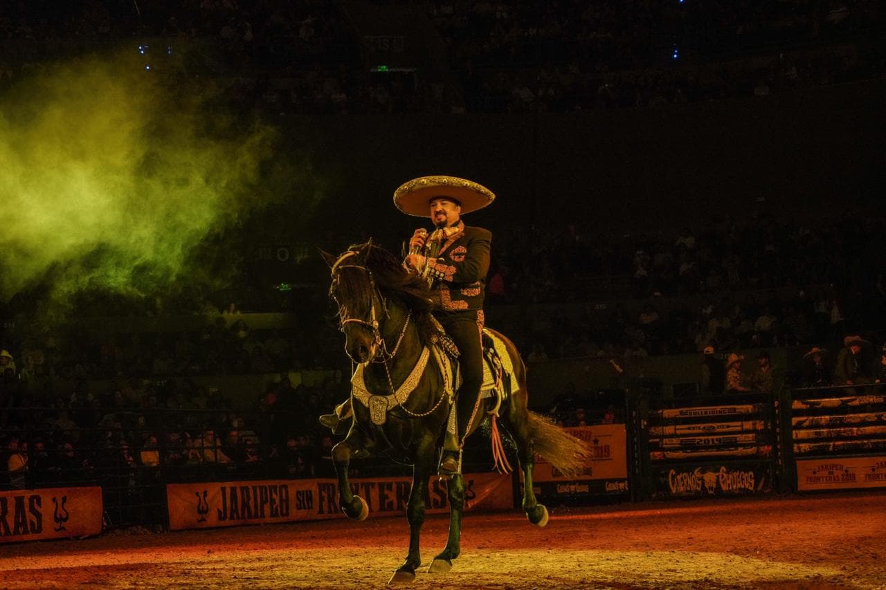 "Por Unas Monedas", "Me Vas a Extrañar", "Por Mujeres Como Tú", "Acá Entre Nos", "Hermoso Cariño", entre otras, enmarcaron la actuación de Pepe Aguilar.