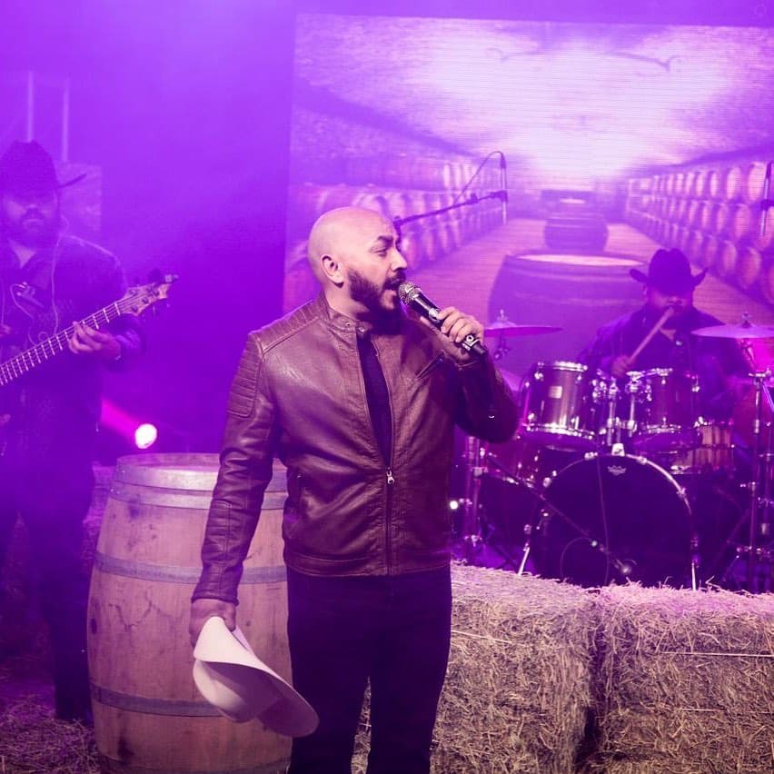 Lupillo Rivera explora su faceta como conductor en el talk show "Época Pesada".
