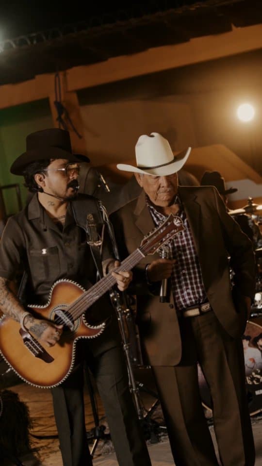 Los Dos Carnales cantan junto su abuelo Chencho el tema 'Aún Se Acuerda de Mí'
