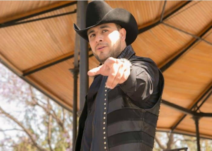 &#39;El Gallo&#39; Elizalde contacta a Valentín en programa