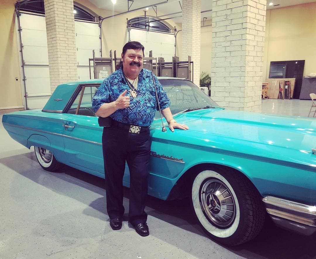 Ramón Ayala. Con 73 años, "El llamado Rey del Acordeón" enamora con su música a sus fans que abarrotan sus conciertos y acuden a sus firmas de autógrafos.