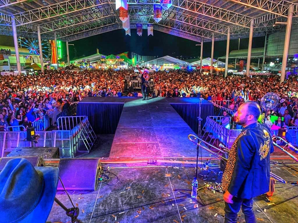 El cantante fue ovacionado por 15 mil asistentes en el Foro Vive, donde ofreció lo mejor de su repertorio en banda y norteño.