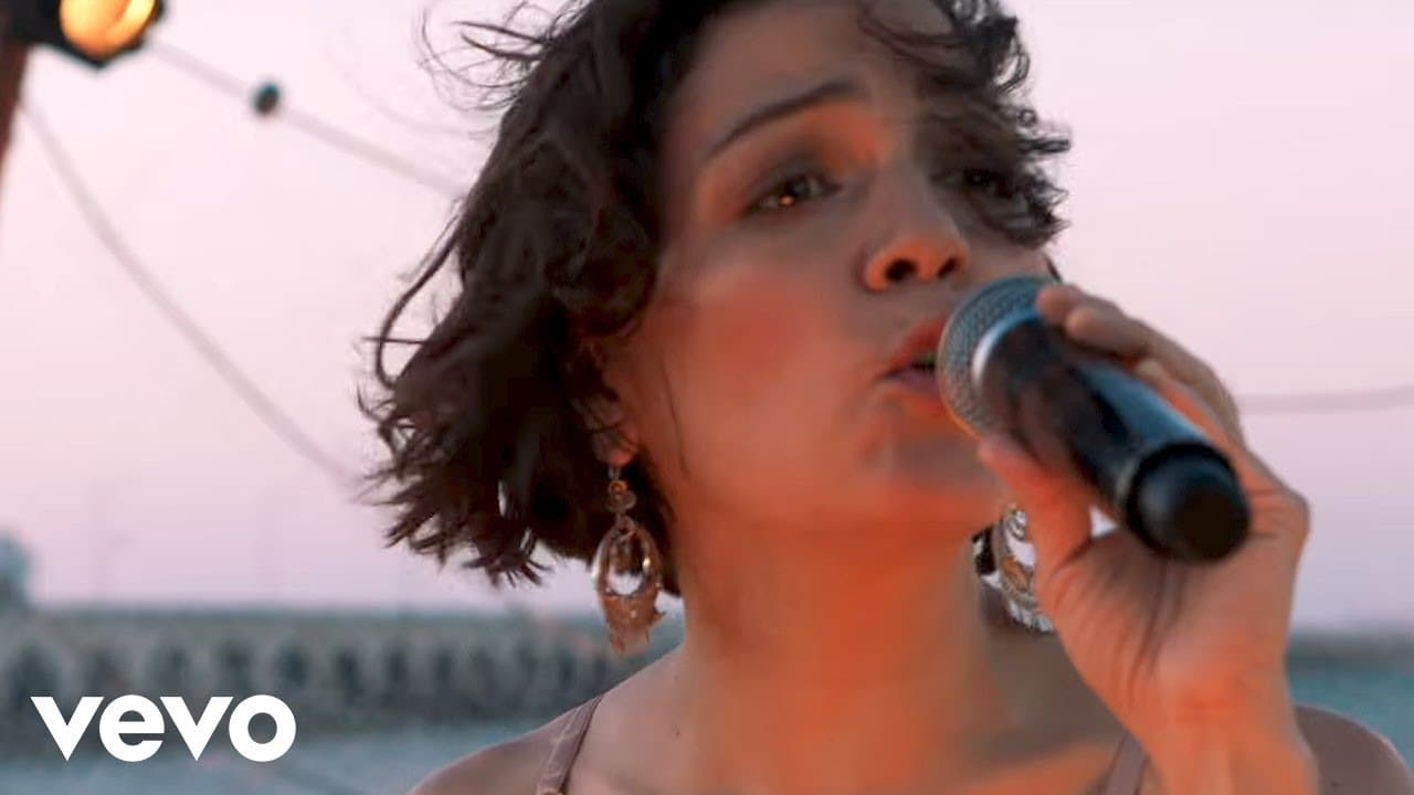 "Para mí la cumbia es vida, es diversión, es la oportunidad de pasarla bien con tus amigos, te ayuda a liberar mucha energía a través del baile. Y fusionarla con otro género, como sucedió con este tema, enriquece mucho a la música, la renueva, la vuelve distinta, la vuelve especial. Eso engancha mucho con la gente, le gusta mucho; y el gran éxito de este video es la muestra", compartió Natalia Lafourcade.