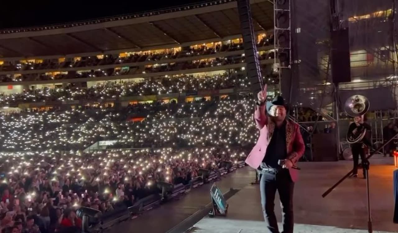 Julión Álvarez abarrotó concierto en Morelia y así agradeció junto a sus hijas