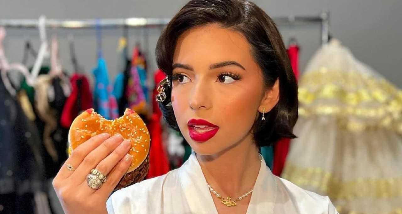 ¿Ángela Aguilar desata críticas por posar con una hamburguesa?