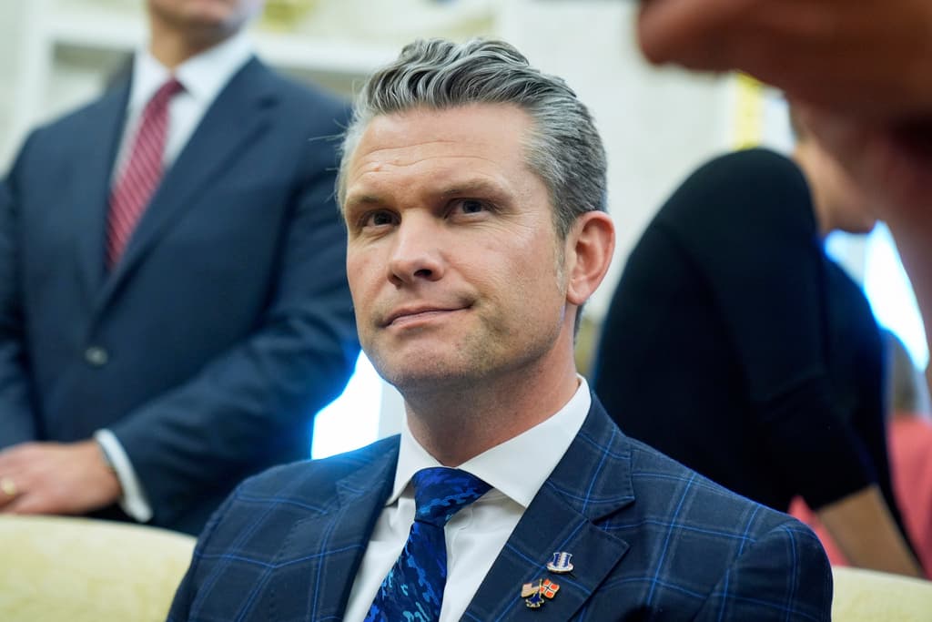 Hegseth instaló una línea de internet no segura para usar Signal en su oficina del Pentágono, según AP