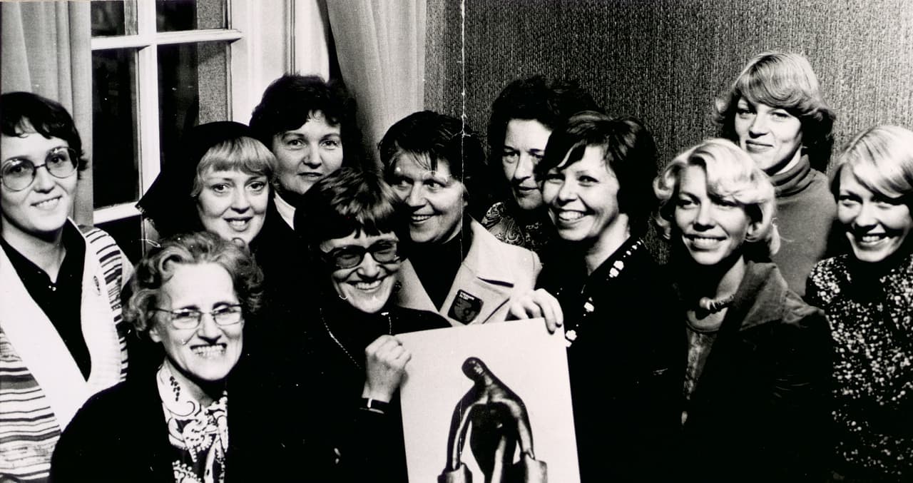 El paro de mujeres en Islandia: En 1975, las mujeres islandesas, hartas de la brecha salarial y de no sentirse representadas por su gobierno, decidieron hacer un paro nacional para demostrar lo importante que era su presencia en la sociedad. 25,000 mujeres se reunieron en las calles de la capital y el 90% de la población femenina paró sus actividades por completo: sin trabajar, ir a la escuela o ayudar en las labores del hogar.