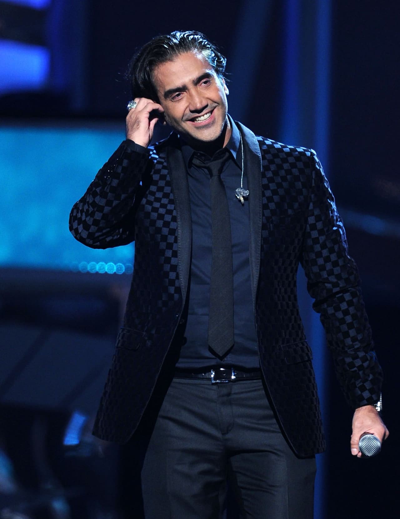 El cantante se ha reinventado en su apariencia varias ocasiones. Su cabello ha pasado de canoso a oscuro y de corto a largo constantemente. También lo hemos visto con barba y bigote de vez en cuando.