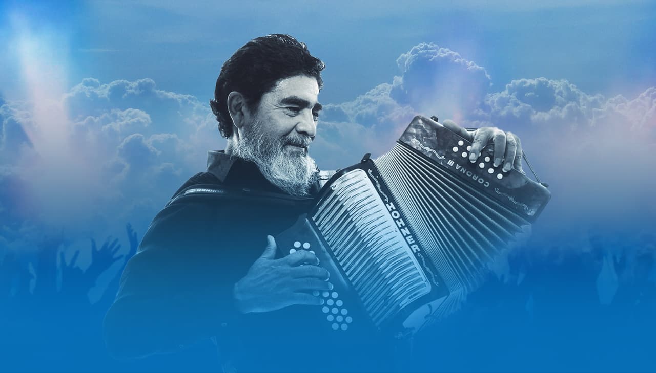 Celso Piña falleció a los 66 años tras un episodio cardiaco, en el Hospital San Vicente de Monterrey, Nuevo León.