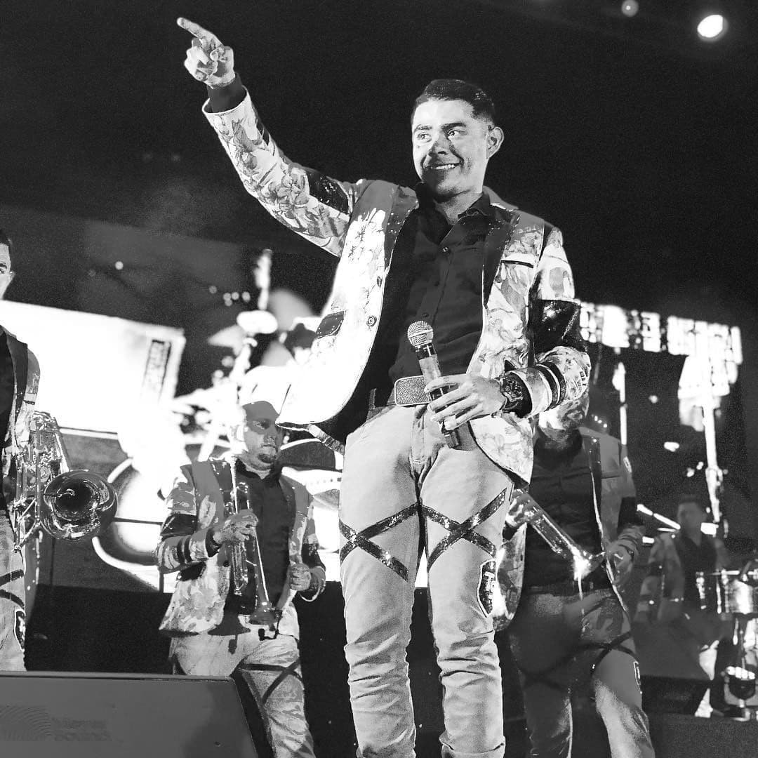 El tema "No Me Fue Muy Bien Contigo", escrito por Daniel Serrano y Tláloc Noriega, lo canta Pablo Barrios.