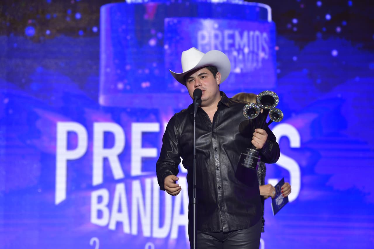 En los Premios Bandamax 2018, Alfredo Olivas arrasó en las categorías de Solista Masculino del Año y Disco del Año.