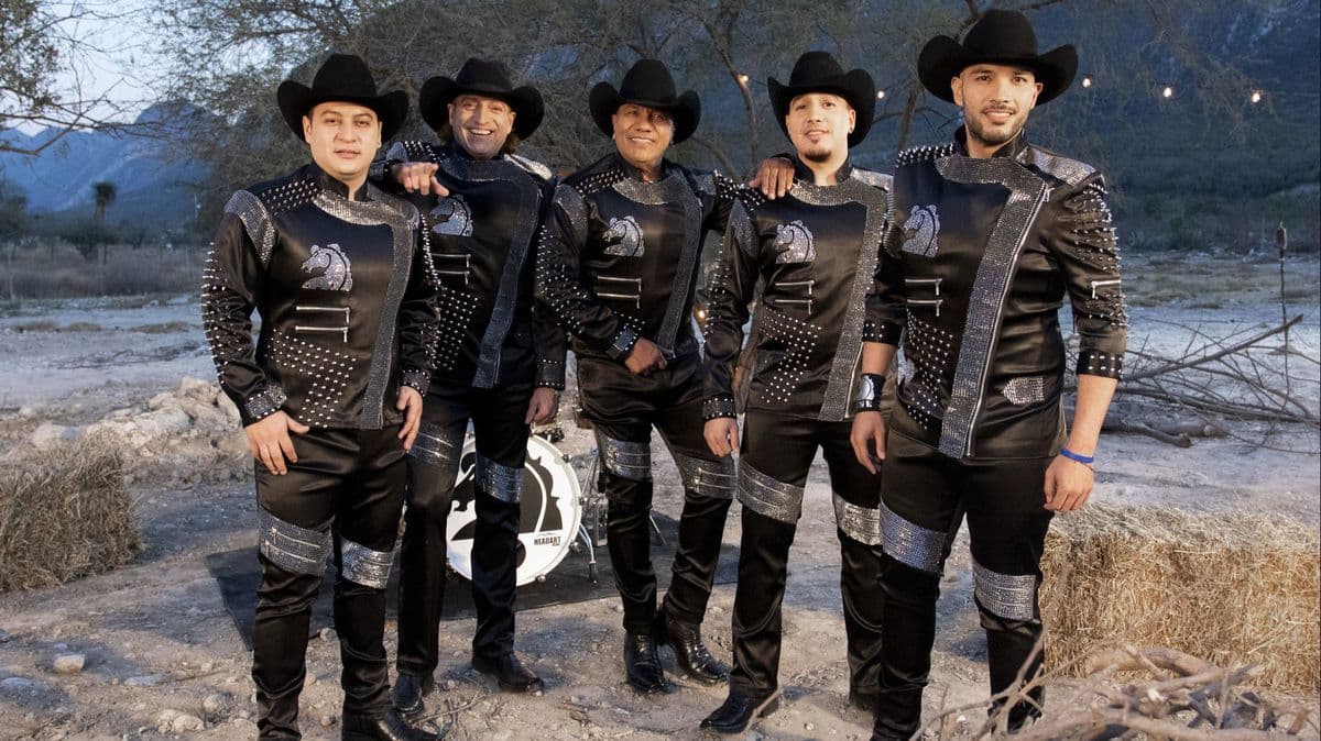 "Alguien Mejor Que Yo". Dirigido por Diego Álvarez, el material fue grabado en el rancho "Mis 3 Potrancas", en el parque La Huasteca en Monterrey. Fue la punta de lanza del material "Bronco Por Más" y de los últimos en los que aparece Ramiro Delgado.