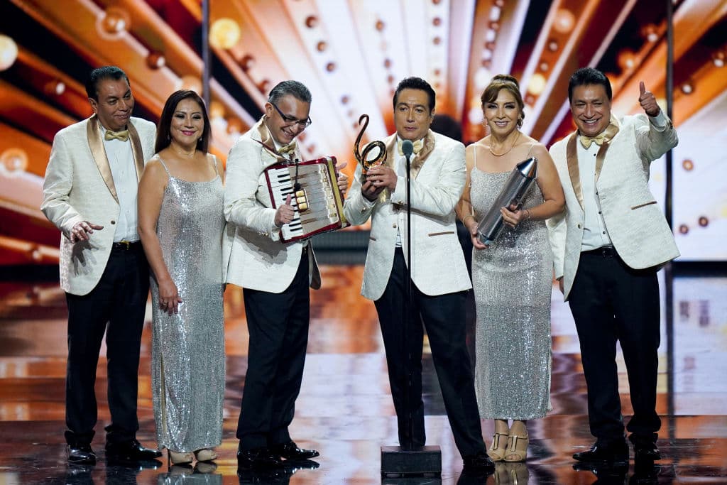 Uno de los momentos de la noche la tuvieron Los Ángeles Azules, quienes fueron condecorados con el Premio Lo Nuestro Legado Musical Al Género Cumbia Regional Mexicano.