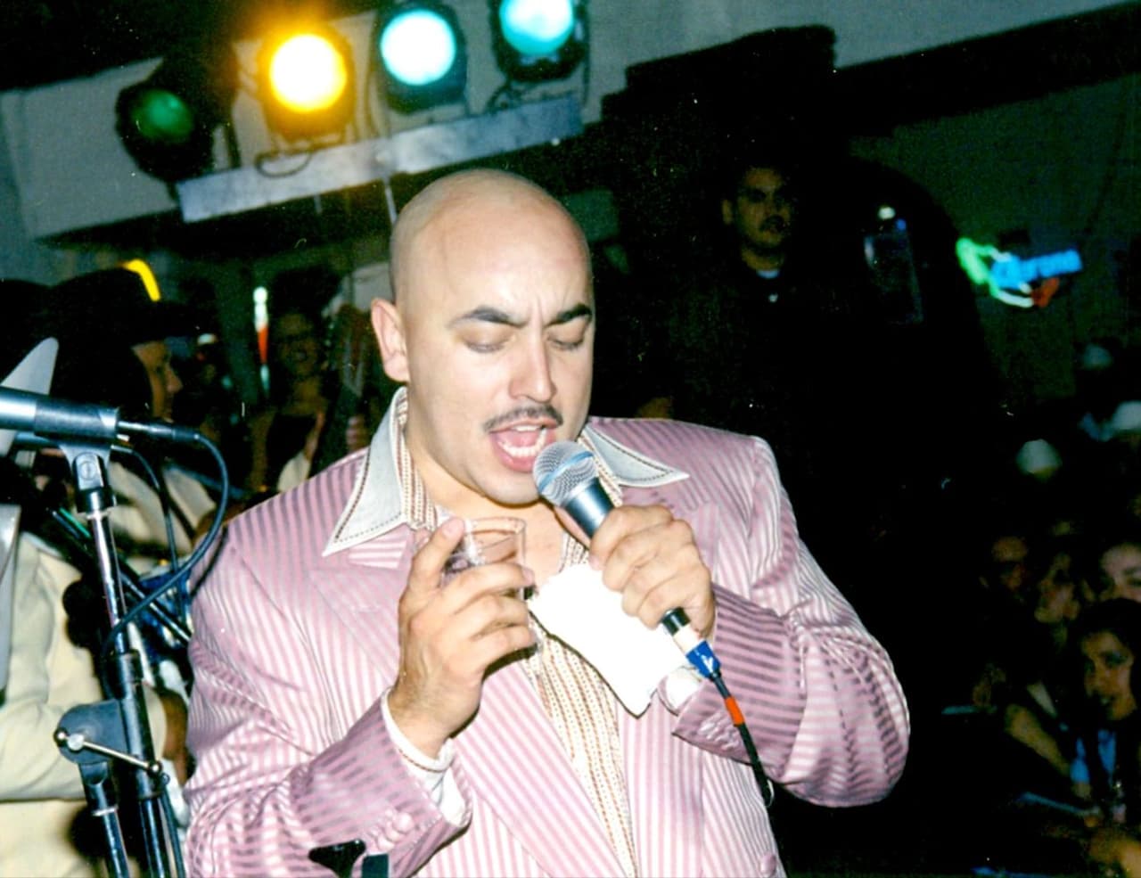 Lupillo Rivera dando un concierto en el año 2001.