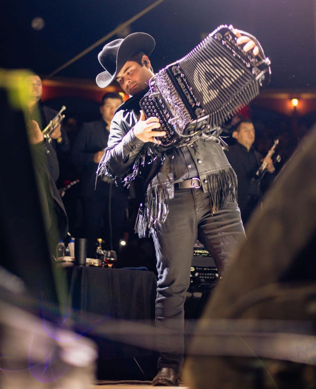 Papá cumple sueño a hijo y hace fila de 12 horas para concierto de Alfredo Olivas