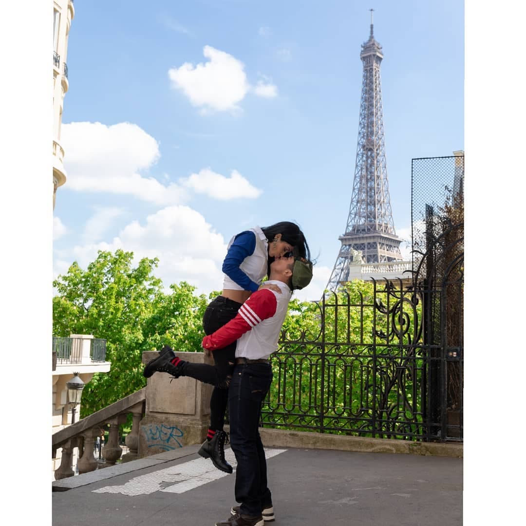 Durante su viaje a París, Francia, la pareja usó camisas blancas con mangas de colores, mientras que Edwin prefirió el rojo, Kimberly eligió el azul, al igual que su pantalón.