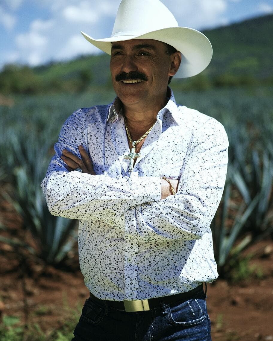 El Chapo de Sinaloa. El estilo musical y físico de Ernesto Pérez, nombre real del cantante, así como la manera en que luce el sombrero son sellos de presentación del cantante de banda.